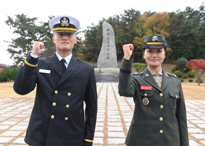30일 열린 제135기 해군·해병대 사관후보생 임관식에서 국방부장관상을 받은 김선근(왼쪽) 해군소위와 진다예 해병소위. 해군 제공