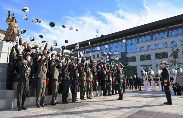 30일 해군사관학교 연병장에서 거행된 제135기 해군·해병대 사관후보생 임관식에서 신임 장교들이 새로운 출발을 자축하며 모자를 하늘로 던지고 있다. 해군 제공