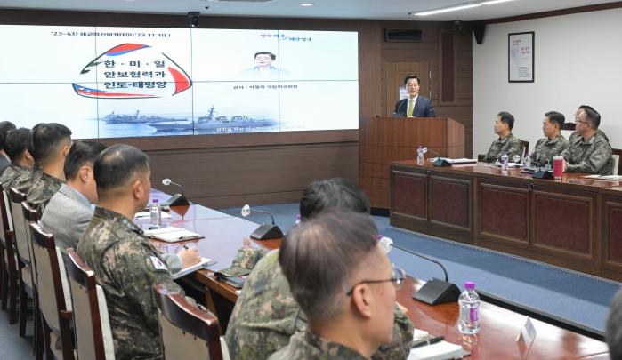 30일 계룡대 해군본부에서 열린 해군 혁신아카데미에서 박철희 국립외교원장이 ‘한·미·일 안보협력과 인도-태평양’을 주제로 강연하고 있다. 해군 제공