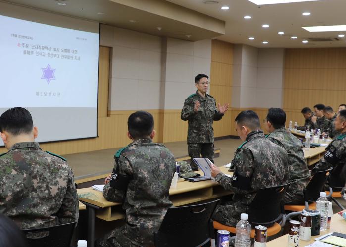 육군6보병사단 장병들이 북한 군사정찰위성 발사 도발에 대한 김화종 사단장의 특별 정신전력교육을 경청하고 있다. 부대 제공