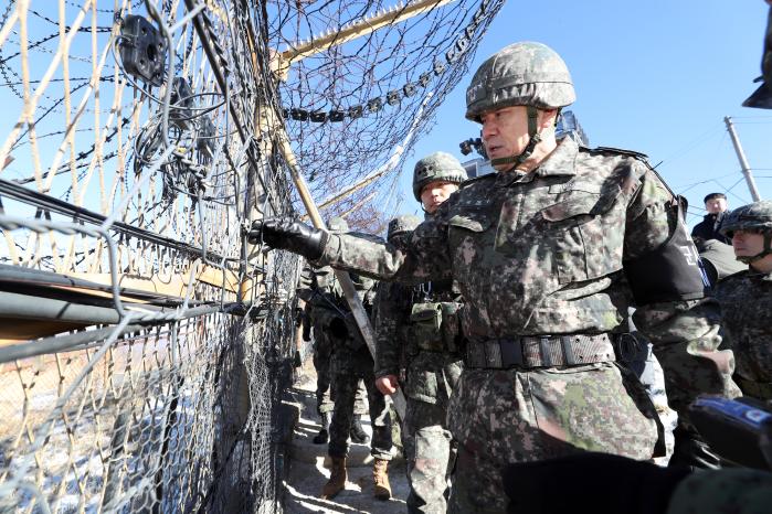 김명수 합참의장이 30일 동부전선 접적지역 GOP경계작전부대를 방문해 철책을 확인하고 있다. 조종원 기자