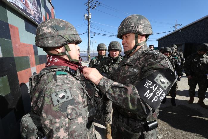  김 의장이 GOP대대 우수 장병에게 머플러를 매어 주고 있다.  조종원 기자