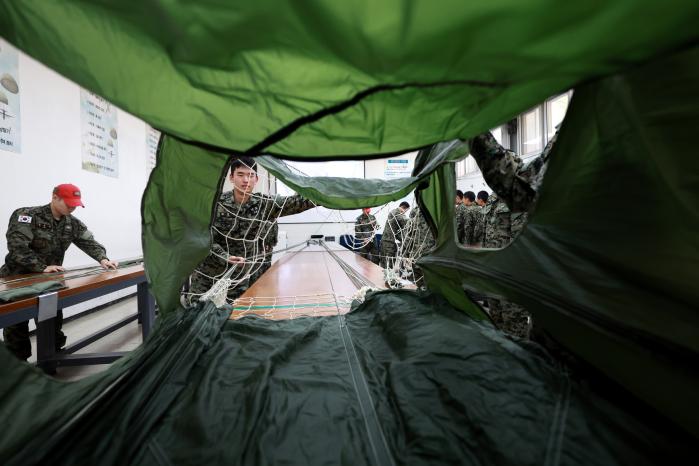 낙하산 포장 실습에 나선 교육생들이 길이 15m에 달하는 낙하산 폭 개기 절차를 숙달하고 있다.