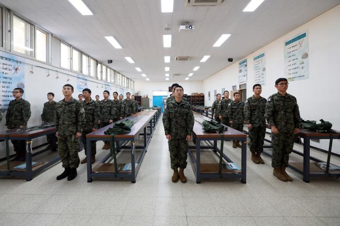 낙하산 포장·정비 과정에 나선 26명의 교육생들이 실습을 앞두고 있다.
