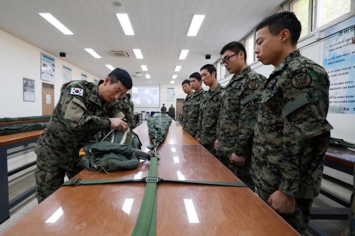 육군특수전학교 교육생들이 낙하산 절단끈 묶기를 실습하고 있다.