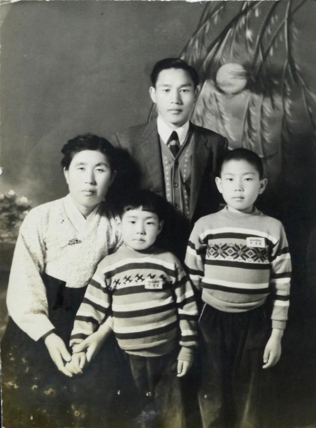 어린 시절 찍은 가족사진. 가운데 작은 아이가 이옹. 본인 제공