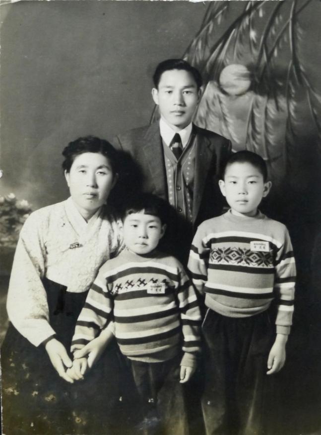 어린 시절 찍은 가족사진. 가운데 작은 아이가 이옹. 본인 제공