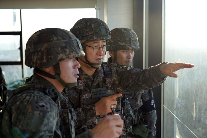 박안수(가운데) 육군참모총장이 지난 1일 1보병사단 도라OP를 방문, 작전현장을 확인하고 있다. 육군 제공