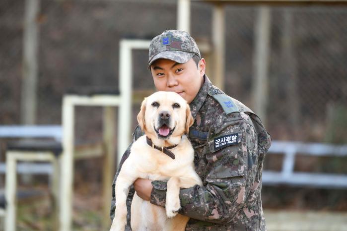 국내 첫 마약탐지 군견인 공군 20전투비행단 딘딘과 군견운용요원 김성원 중사.