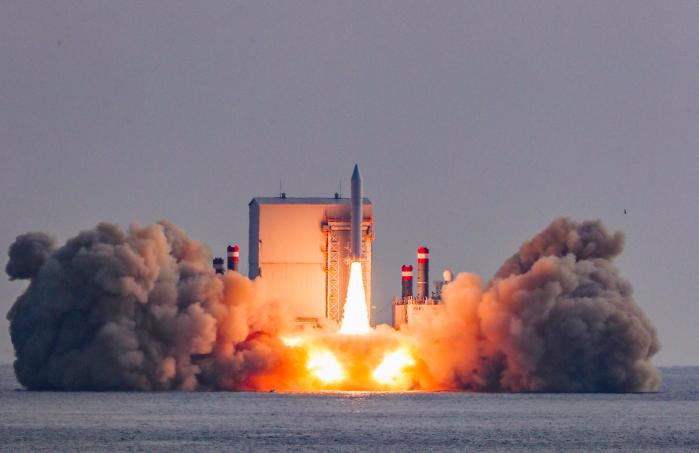 4일 오후 제주도 인근 해상 바지선에서 지구관측용 합성개구레이다 위성이 탑재된 한국형 고체연료 우주발사체 시험발사가 실시되고 있다. 이경원 기자