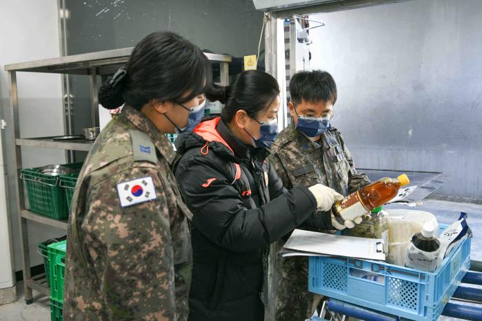 4일 공공급식전자조달시스템을 활용한 급식 시범 운영을 시작한 공군1전투비행단 장병들이 식재료 를 검사하고 있다. 사진 제공=권도현 상병