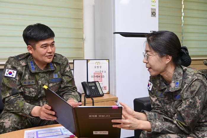 김영훈(대령·왼쪽) 공군검찰단장이 군검사와 대화를 나누고 있다.