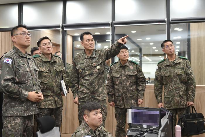 김명수(가운데) 합참의장이 수도방위사령부 전투통제실을 방문해 수도권 통합방위태세를 점검하고 있다. 합참제공