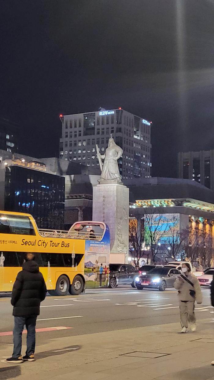 서울 광화문광장의 이순신 동상. 필자 제공