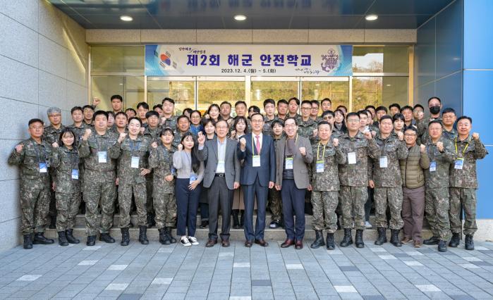 5일 부산 해군작전사령부 네이비 힐에서 개최된 ‘제2회 해군 안전학교’ 참석자들이 파이팅을 외치고 있다. 해군 제공