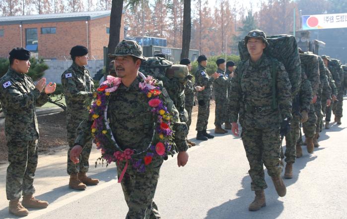 5일 육군특수전사령부 천마부대 전갈대대 장병들이 천리행군을 마치고 부대로 복귀하고 있다. 부대 제공