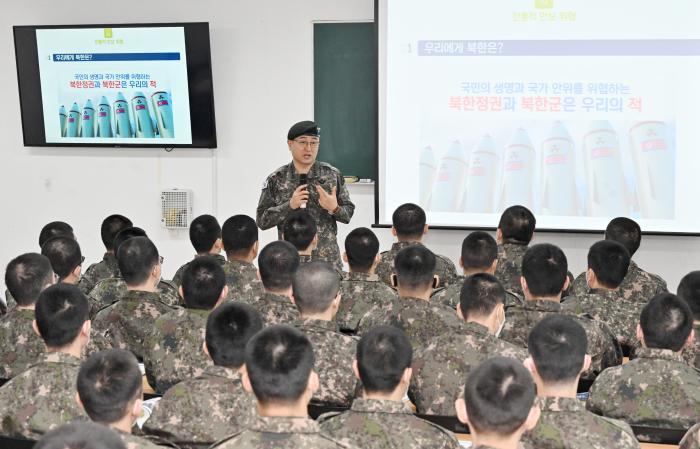 박안수 육군참모총장이 5일 육군훈련소를 방문해 훈련병들에게 ‘군복을 입은 이유’와 ‘우리의 적이 누구인지’를 설명하고 있다. 육군 제공