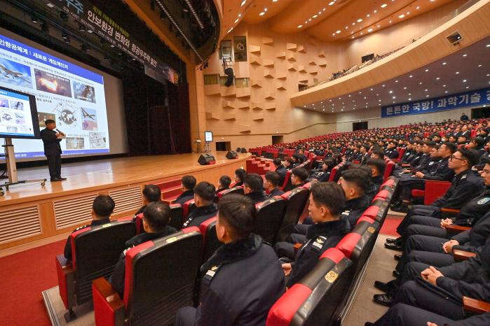박준성 국방과학연구소 부장이 5일 공군사관학교가 개최한 ‘2023년 미래 항공우주 학술대회’에서 특별발표를 하고 있다. 사진 제공=임다현 하사