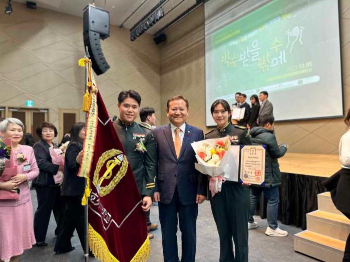 2023 전국자원봉사자대회서 대통령상을 수상한 국군간호사관학교 김혜은(오른쪽) 대대장 생도가 RCY 대표 권혁준(왼쪽) 생도, 이상민 행안부 장관과 기념촬영을 하고 있다. 부대 제공