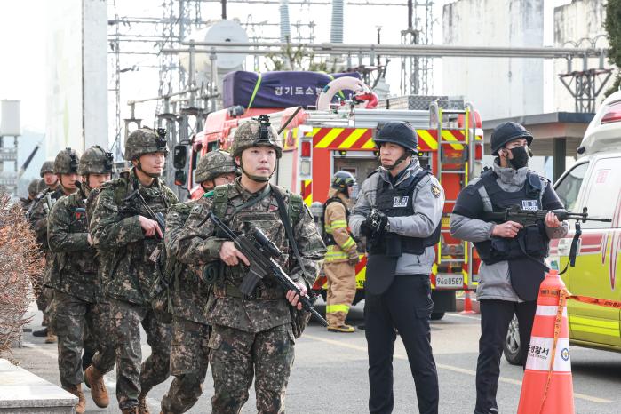 육군51보병사단 장병들이 5일 경기도의 국가중요시설에서 진행된 수도군단 대침투 종합훈련 중 민·관·군·경·소방 통합방위훈련에서 경찰과 함께 시설 주변을 경계하고 있다. 김병문 기자