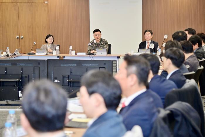 박안수(가운데) 육군참모총장이 6일 한국과학기술연구원에서 진행된 ‘제1회 육군-KIST·고려대 과학기술협의회’에서 환영사를 하고 있다. 육군 제공