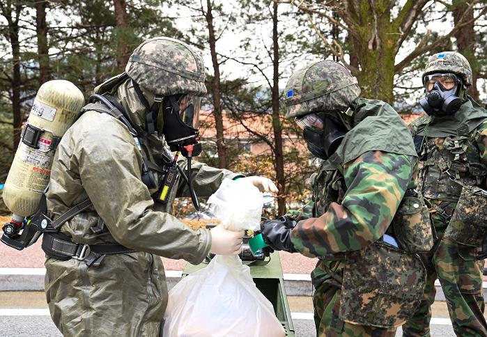 공군16전투비행단과 육군50보병사단 합동 화생방 임무 요원들이 표본 인계인수를 하고 있다. 사진 제공=정주찬 하사