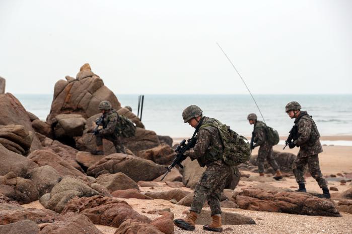 6일 인천시 하나개해수욕장에서 열린 육군17보병사단 대침투 종합훈련에서 밀입국을 가장한 적 해상 침투 상황에 따라 현장에 출동한 초동조치부대 장병들이 해안을 수색하고 있다. 한재호 기자