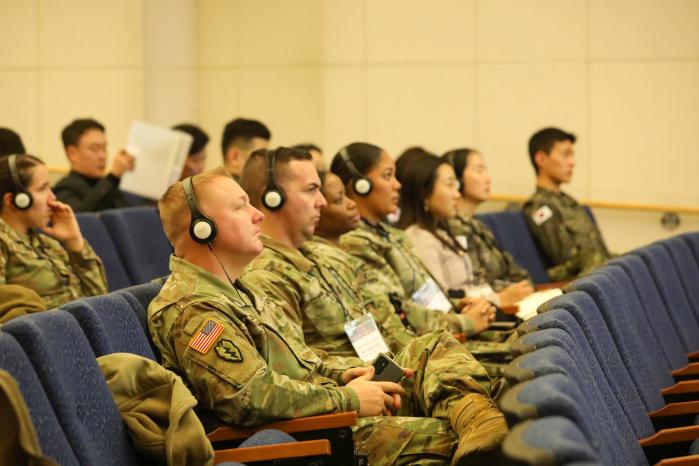 6일 평택 험프리스 기지에서 진행된 한미 공보업무 발전 콘퍼런스에서 한미 공보관계관들이 발표 내용을 듣고 있다. 연합사 제공