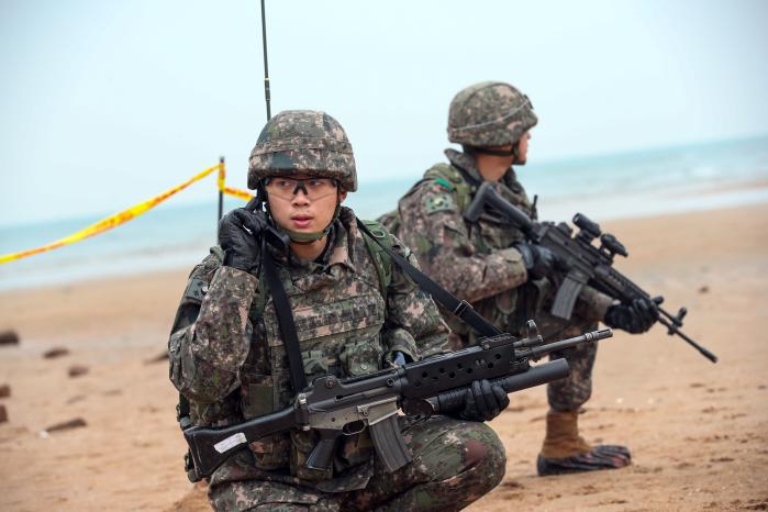 장병들이 대공 혐의점이 있는 물체 주변을 경계하고 있다.