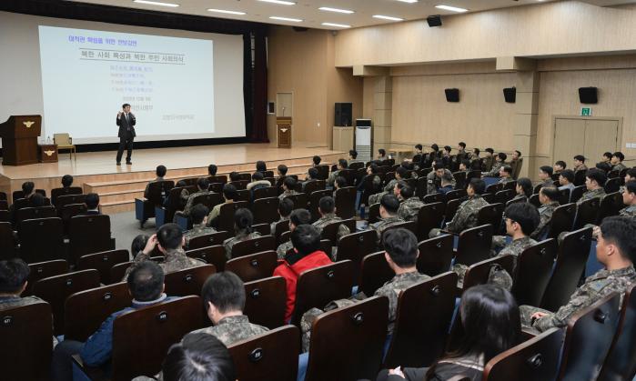 김병조 국방대 안전보장대학원 안보정책학과 교수가 6일 오산기지 간부들을 대상으로 특별 안보강연을 하고 있다. 부대 제공