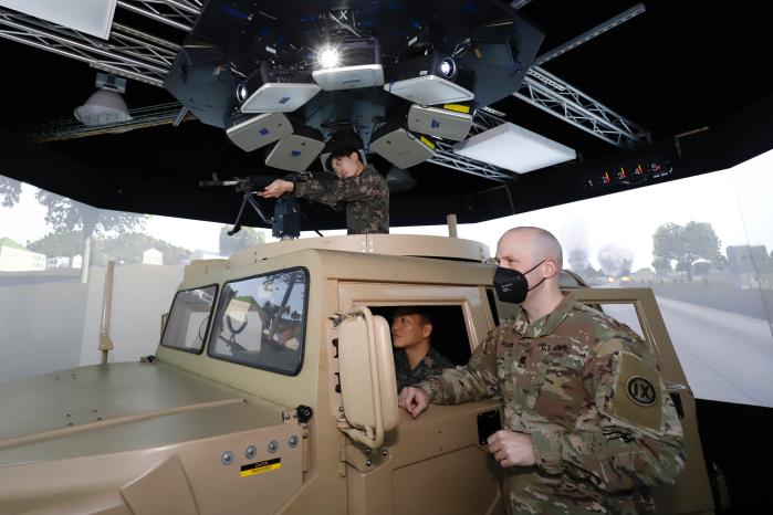 육군동원전력사령부 비상근예비군이 미 658지원단 장병과 함께 호송작전 시뮬레이터를 체험하고 있다. 부대 제공