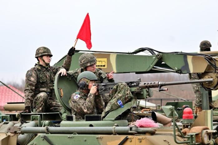 육군7공병여단이 개최한 후반기 공용화기 집체교육에서 교관이 탑승 사격을 지도하고 있다. 부대 제공