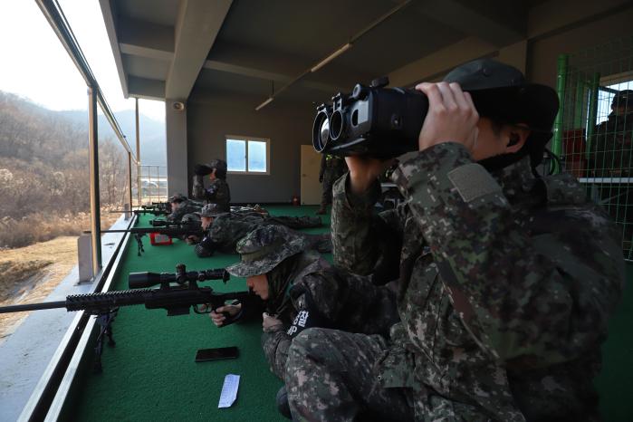 육군28보병사단 후반기 저격수 경연대회에 참가한 저격수와 관측수가 표적을 확인하고 있다. 부대 제공