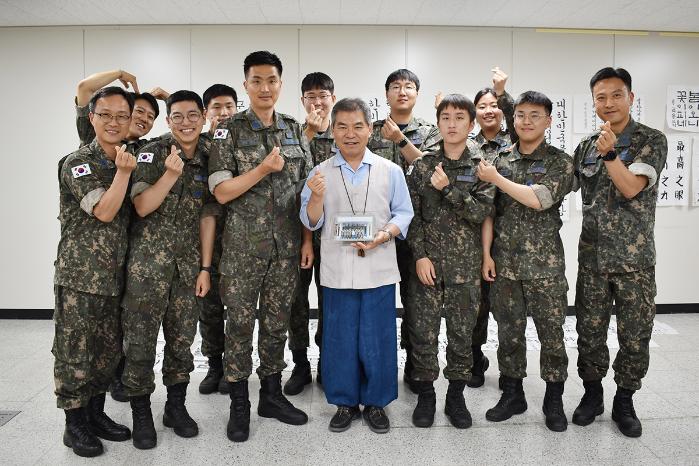 공군39비행단 ‘문방스케치’ 동아리원들과 여민 손용현 선생이 서예 활동을 마치고 기념사진을 찍고 있다.
