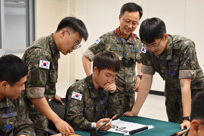 각자의 노하우를 공유하고 있는 ‘문방스케치’ 동아리원들.