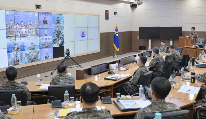 7일 해군작전사령부 화상회의실에서 열린 후반기 교육훈련 분석평가회의에서 최성혁(중장) 해군작전사령관을 비롯한 참가자들이 올해 교육훈련 시행 결과에 대해 토의하고 있다. 부대 제공