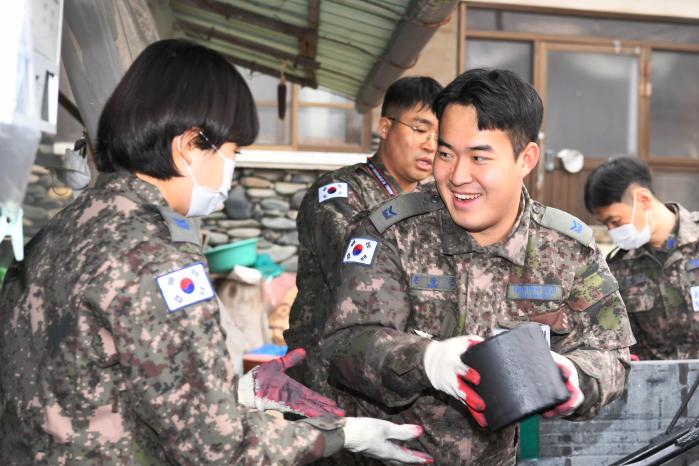 공군39비행단 부사관단이 충북 충주시 금가면 주민들에게 연탄을 배달하고 있다. 사진 제공=채은호 병장