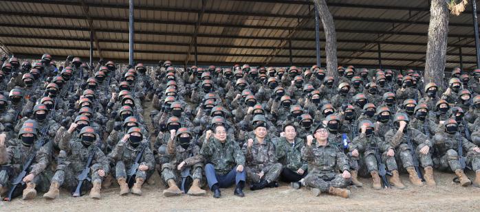 한덕수(앞줄 왼쪽 다섯째) 국무총리와 최장식(소장·앞줄 왼쪽 여섯째) 육군훈련소장 등이 7일 육군훈련소를 방문해 훈련병들과 함께 파이팅을 외치고 있다. 연합뉴스