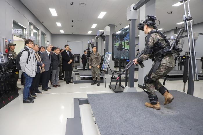 지난 7일 육군사관학교 소부대 과학화 전술훈련장을 방문한 국방혁신위원회·국방혁신특별자문위원회 위원들이 국방혁신 4.0 추진 현장을 확인하고 있다. 국방부 제공