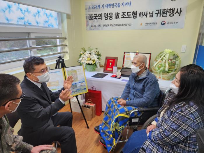 이근원(왼쪽 둘째) 국방부유해발굴감식단장이 지난 7일 전남 해남군의 한 요양병원에서 고 조도형 하사 유가족에게 유해 귀환 과정을 설명하고 있다. 국유단 제공