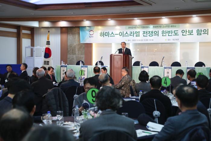 지난 8일 서울 용산구 육군회관에서 한국군사문제연구원·평화연구원 공동 주관으로 열린 ‘하마스-이스라엘 전쟁의 한반도 안보 함의’ 세미나에서 이종섭 전 국방부 장관이 기조연설을 하고 있다. 이경원 기자