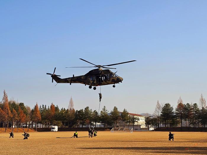 육군32보병사단 장병들이 KUH-1 수리온 헬기에서 신속하게 하강하고 있다. 사진 제공=박정남 군무주무관