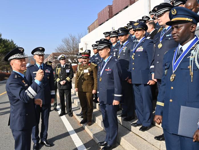 이영수(맨 왼쪽) 공군참모총장이 지난 8일 공군대학에서 열린 ‘2023년 고급지휘관참모과정(CSC) 졸업식’에서 졸업생들을 격려하고 있다. 공군 제공