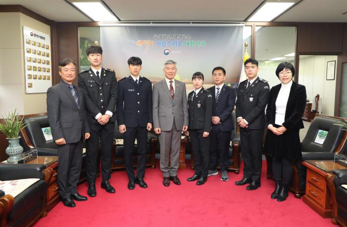 이기식(왼쪽 넷째) 병무청장이 11일 정부대전청사에서 ‘병역면탈 조장 정보 시민감시단’ 우수 활동 단원을 표창한 뒤 기념 촬영을 하고 있다. 병무청 제공