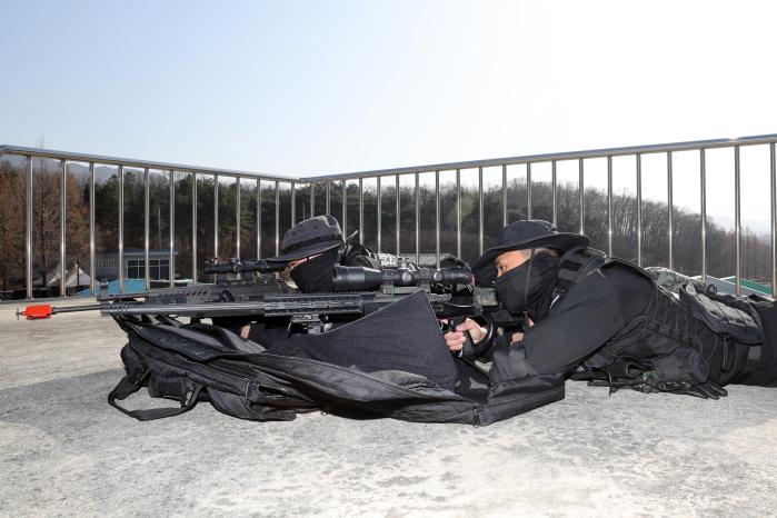 37사단 저격수들이 안전을 확보한 건물 옥상에서 핵심 표적 저격을 위해 대기하고 있다.