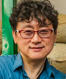 필자 박영순 커피비평가협회(CCA) 회장은 충북대 미생물학과, 고려대 언론대학원을 졸업하고, 단국대 영어영문과 언어학 박사 과정을 수료했다. 『커피인문학』 등을 저술했다.