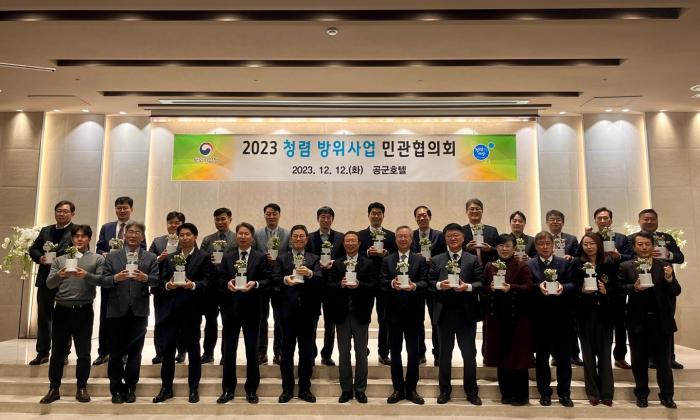 12일 공군호텔에서 열린 청렴 방위사업 민·관협의회에서 참석자들이 기념사진을 찍고 있다. 방사청 제공