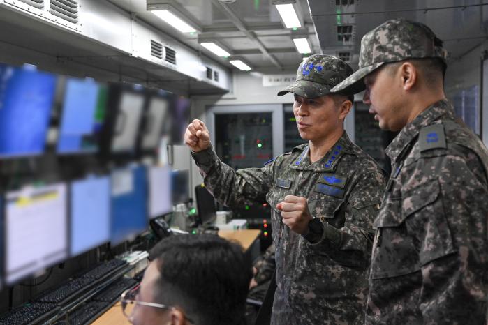이영수 공군참모총장이 12일 서해안 지역 미사일우주감시대 레이다통제소를 찾아 작전 지도를 하고 있다. 공군 제공