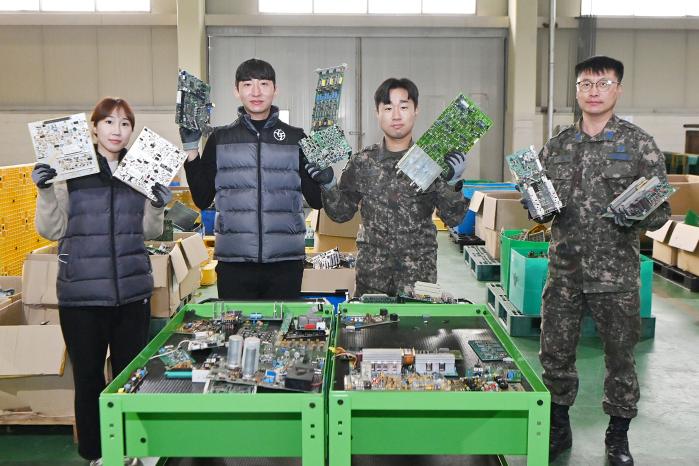 공군군수사령부 종합보급창 장병·군무원들이 불용군수품들을 들어보이고 있다. 부대 제공