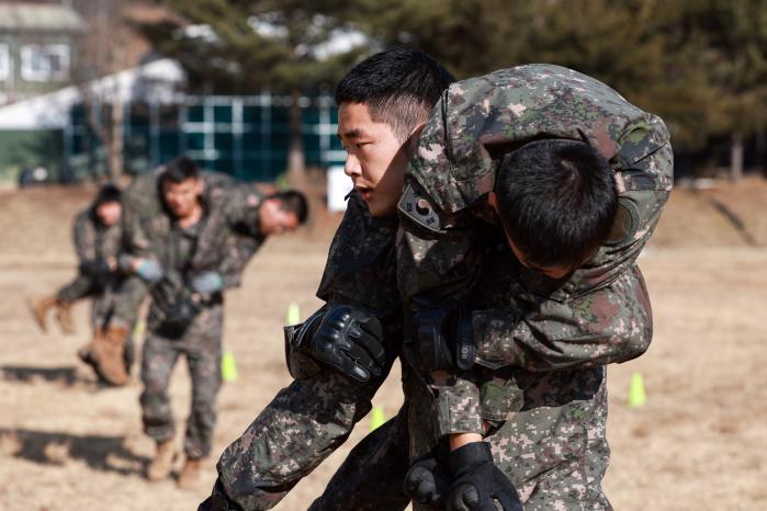 육군28보병사단 수색대대 장병들이 전우를 어깨에 걸쳐 메고 달리고 있다.